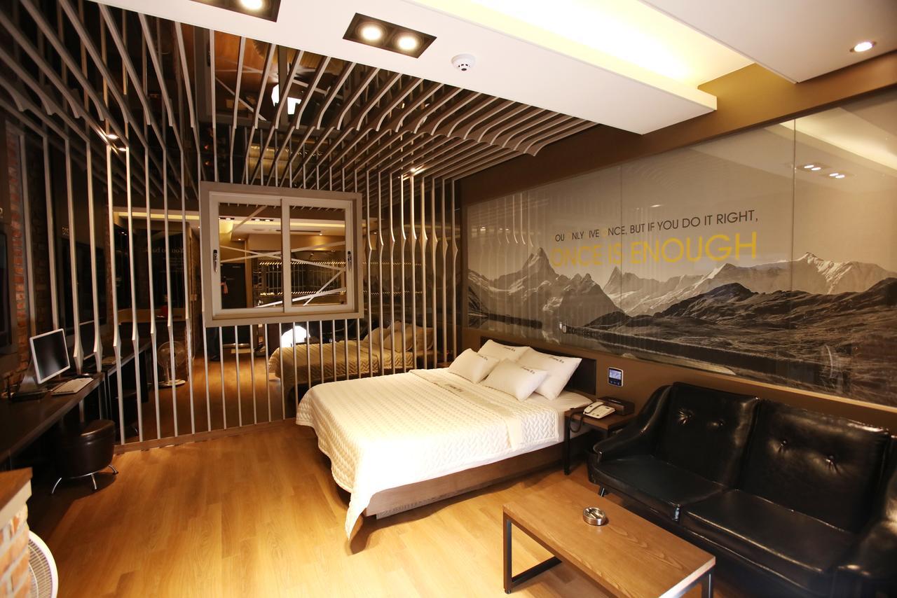 Hotel Yolo Chongnae-dong Buitenkant foto