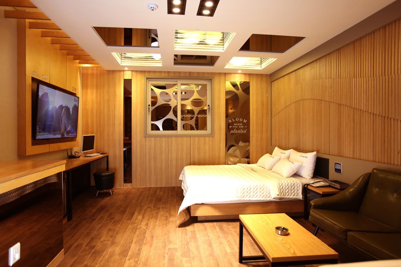 Hotel Yolo Chongnae-dong Buitenkant foto