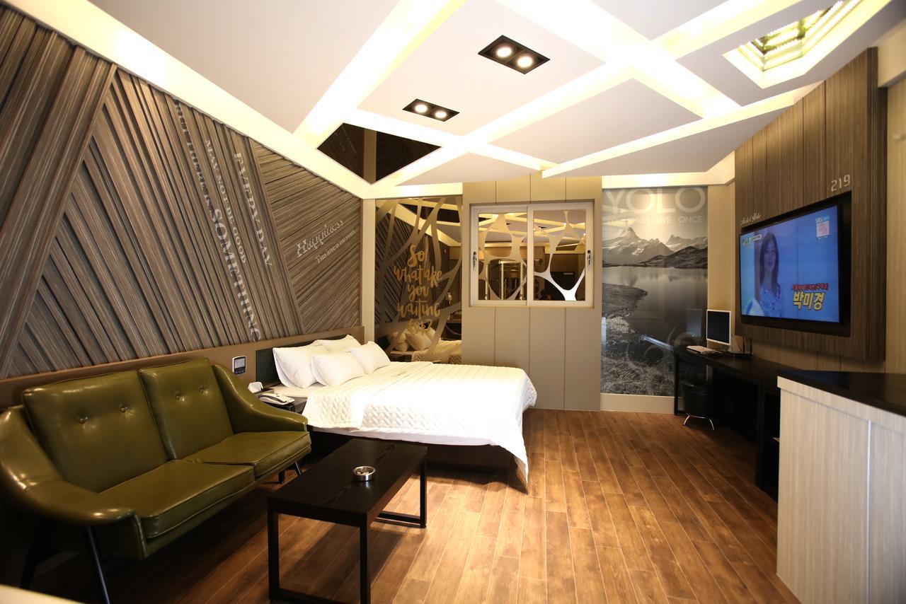 Hotel Yolo Chongnae-dong Buitenkant foto