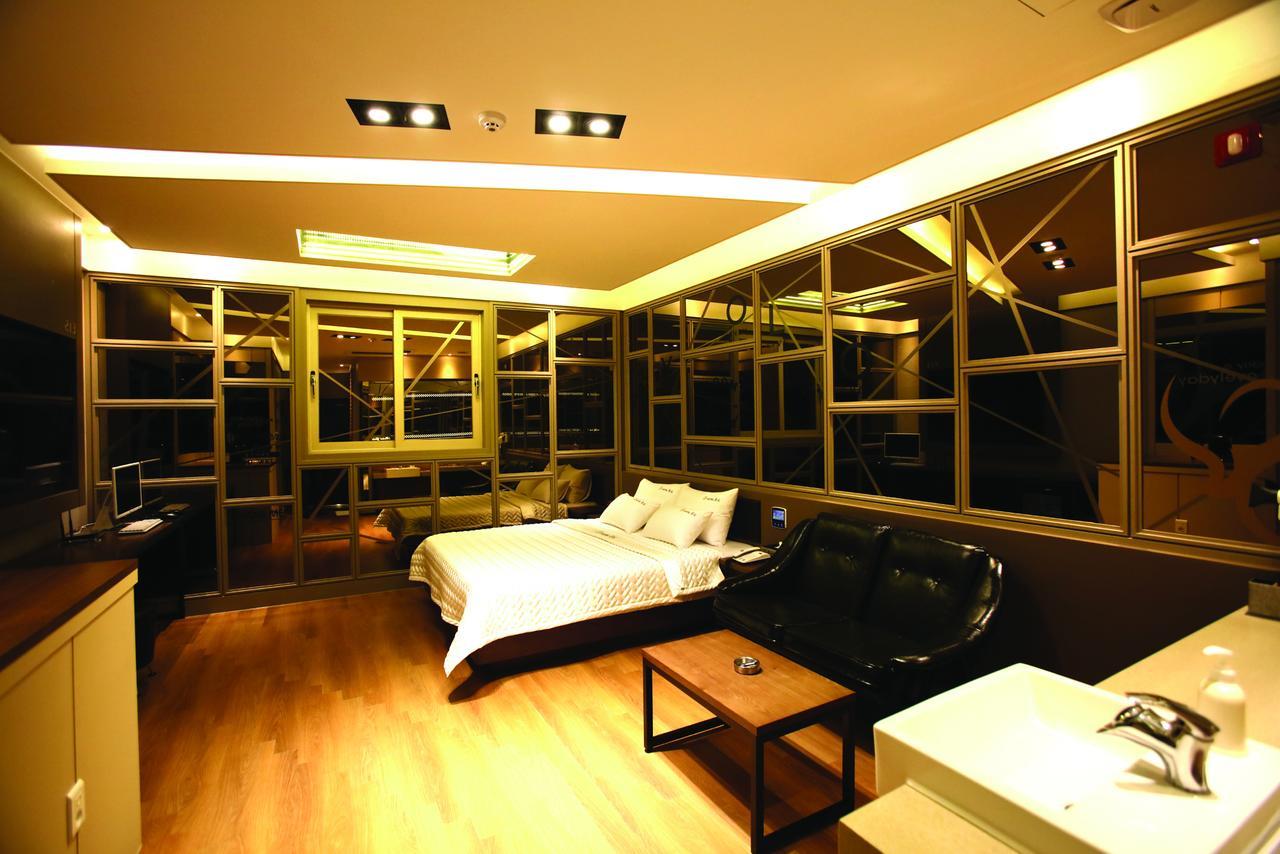 Hotel Yolo Chongnae-dong Buitenkant foto
